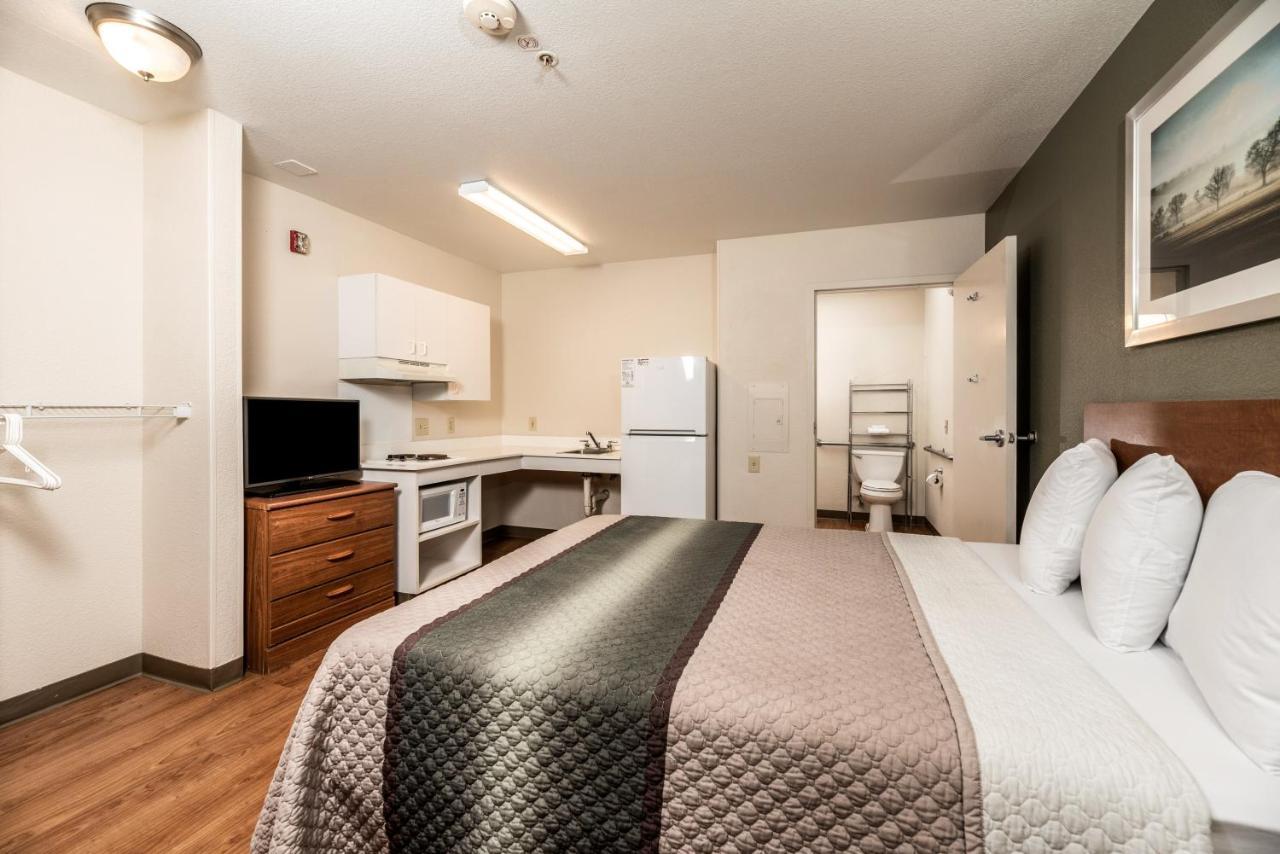 Hometowne Studios By Red Roof Fresno - West Экстерьер фото